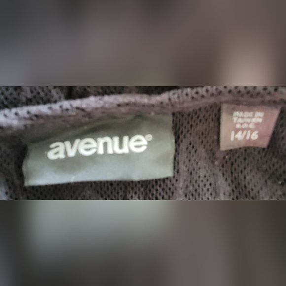 AVENUE Camisole Coverlet blouse - Picture 3 of 4